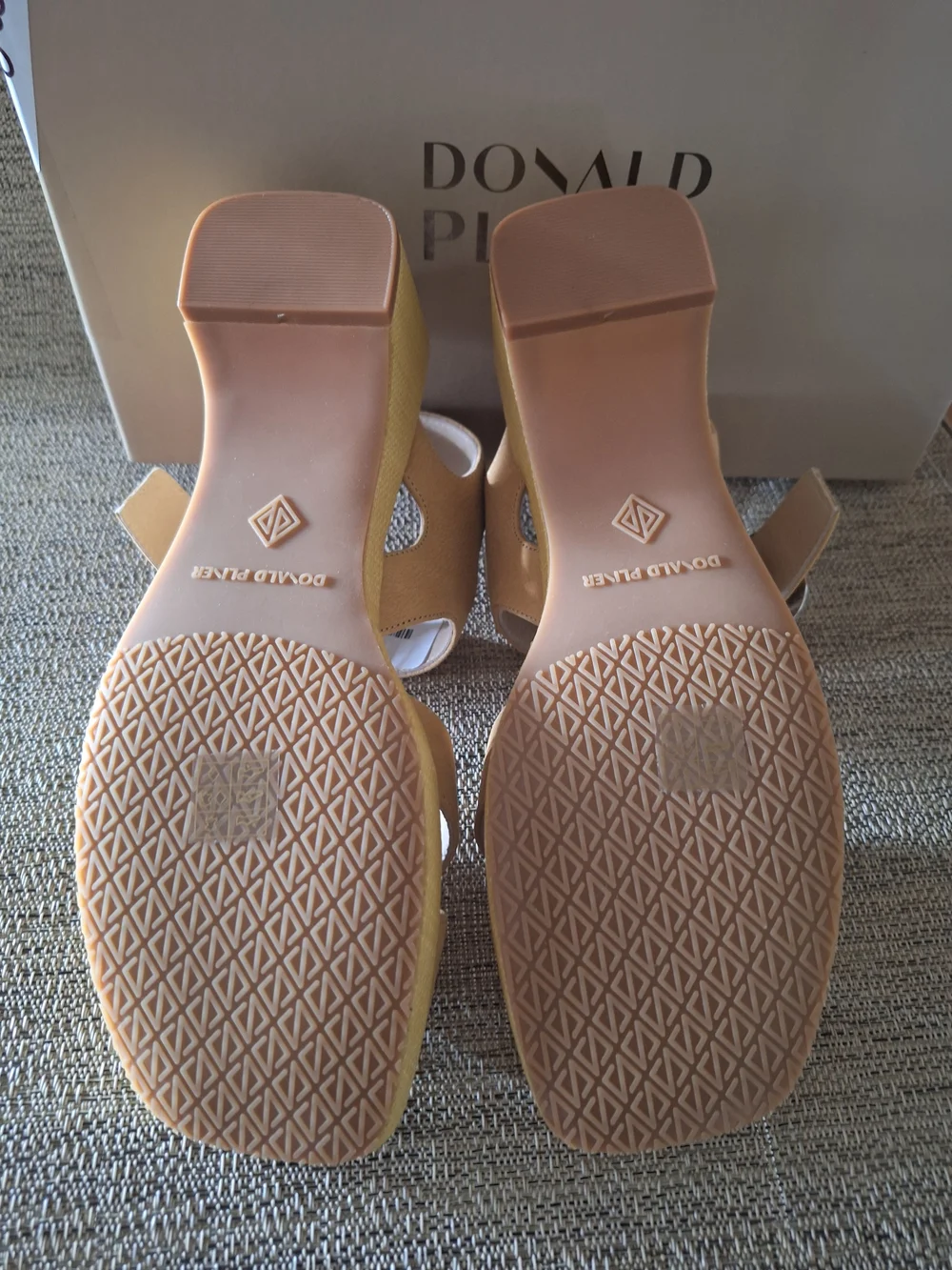 NIB Donald J. Pliner Women's Tan Buckle Sandal Size 6